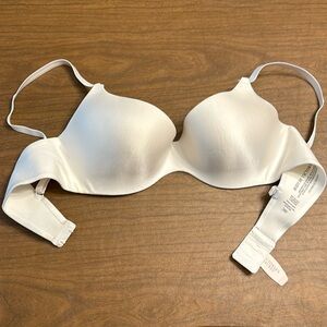 NWT-Victoria’s Secret white bra, 38C.